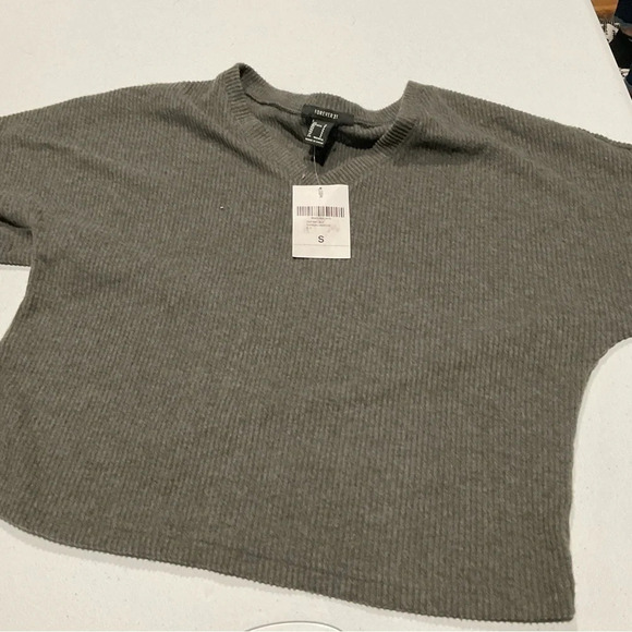 Women’s Forever 21 Gray Cropped Sweater - Picture 2 of 4